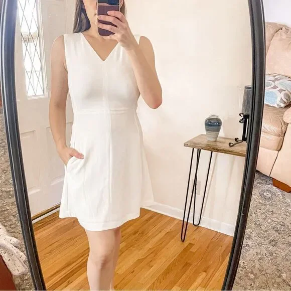 Vince V Neck White Mini Dress 4 - Picture 4 of 9